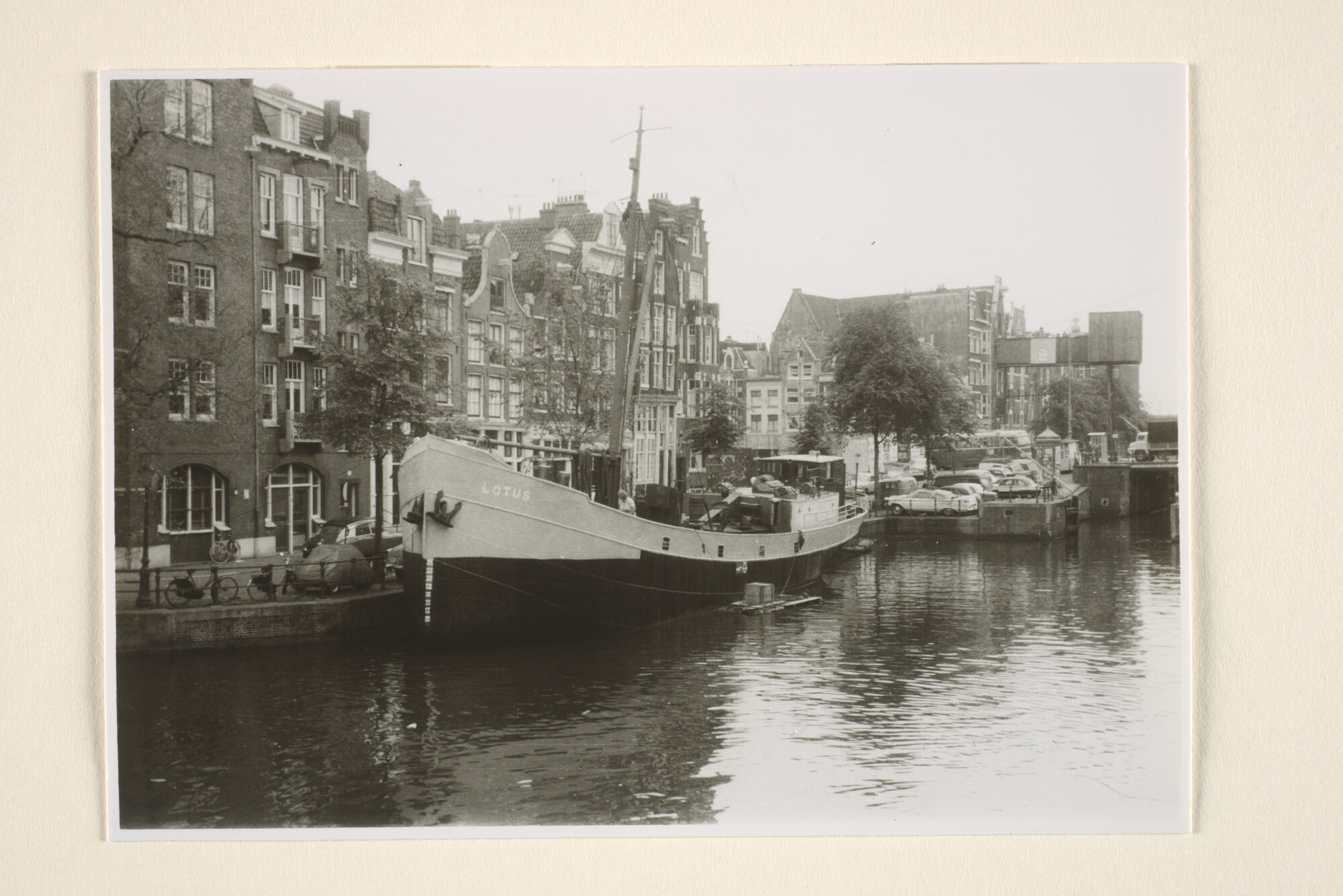 1996.2262; De coaster ms. Lotus (ex- Rita & Volente) van Rederij ms. Lotus uit Rotterdam ligt afgemeerd aan de kade in Amsterdam [...]; foto