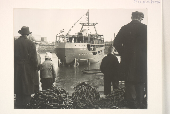 S.5219(12)0143; Foto's van de doop en de tewaterlating van het vracht- en passagiersschip ms. 'Lauro Sodré' vanaf de dwarshelling van de ASM; fotoreportage
