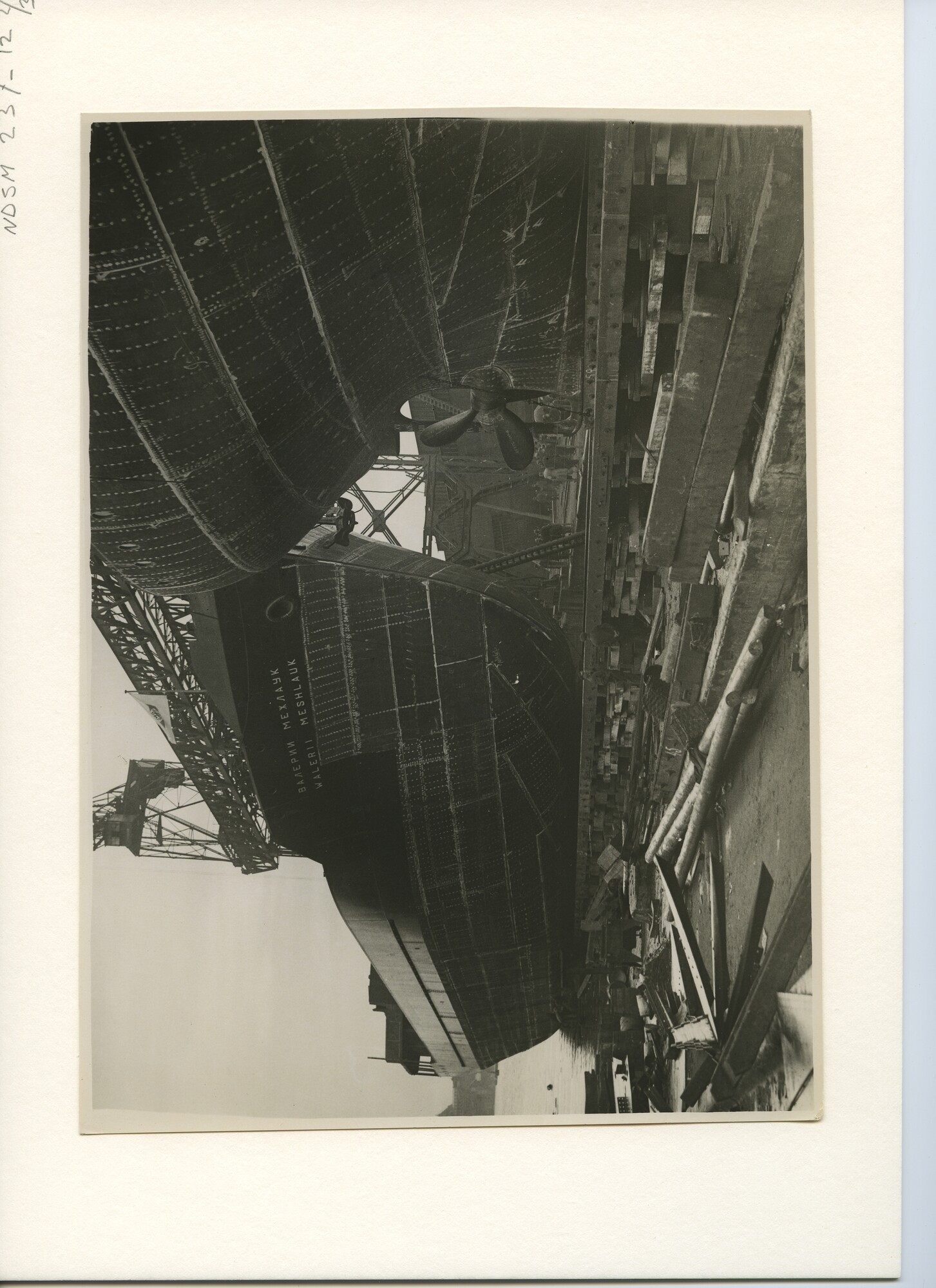 S.5444(1208)17; Foto van de tewaterlating van het vrachtschip ms. Walerii Mershlauk; foto