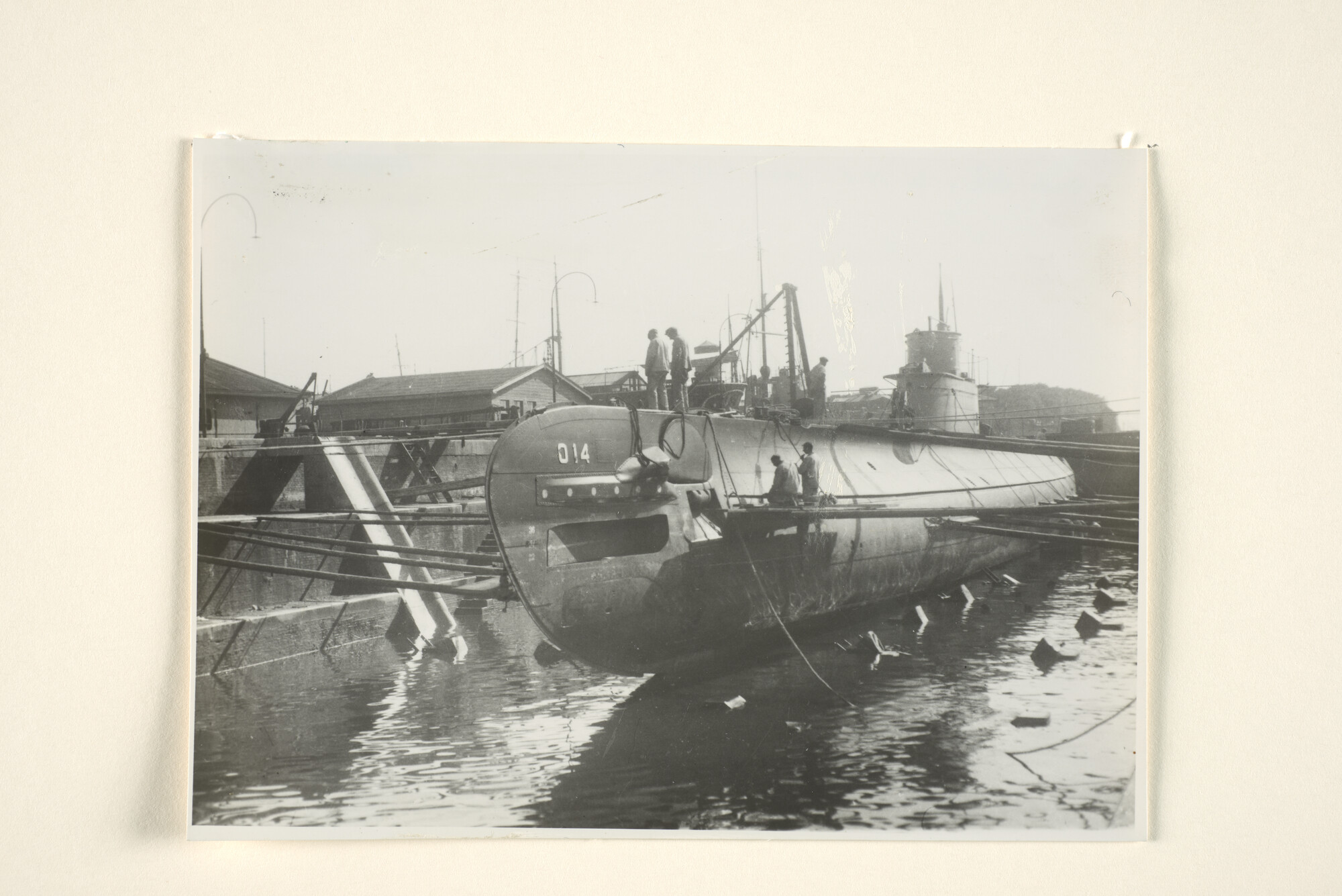 1994.7350; De onderzeeboot Hr.Ms. O 14 tijdens onderhoudswerkzaamheden in droogdok; foto