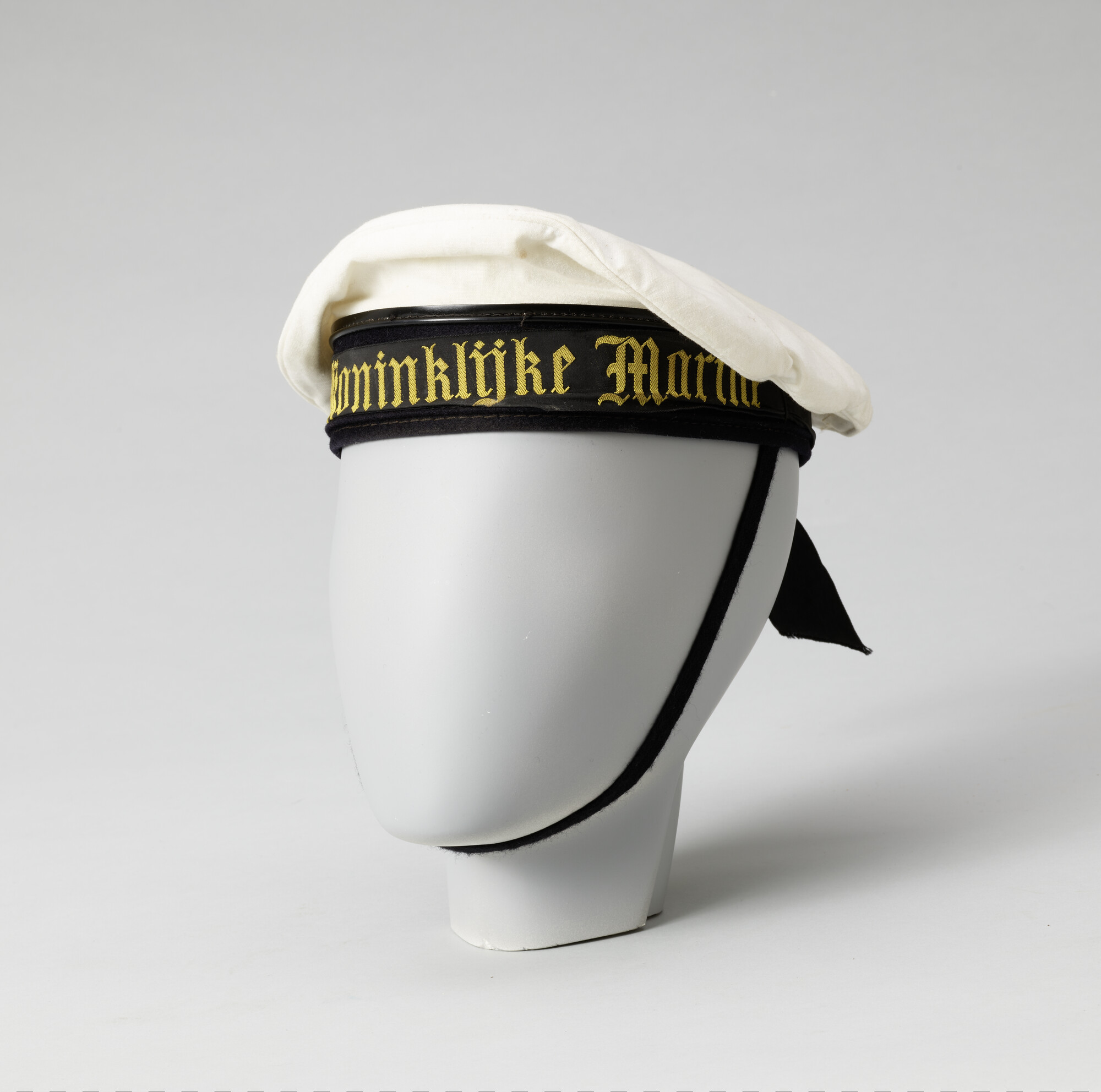 1992.0288; Witte matrozenpet van de Koninklijke Marine; uniform