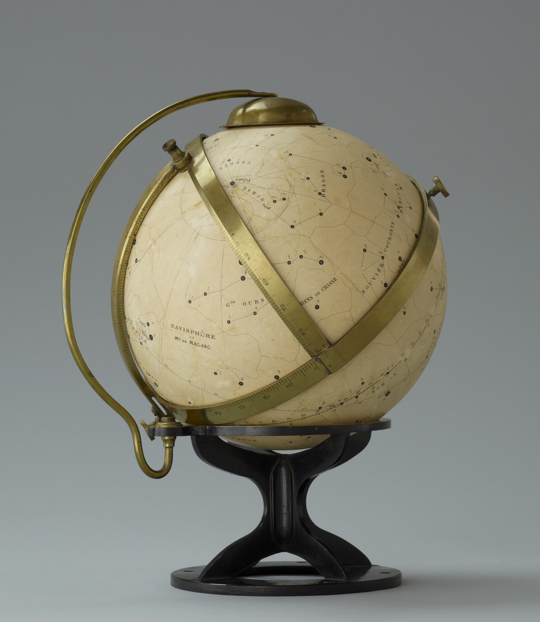 B.0024(01); Navisphere (hemelglobe) van ca. 23 cm. in doorsnede ontworpen door H. de Magnac, in originele houten kist; navisphere