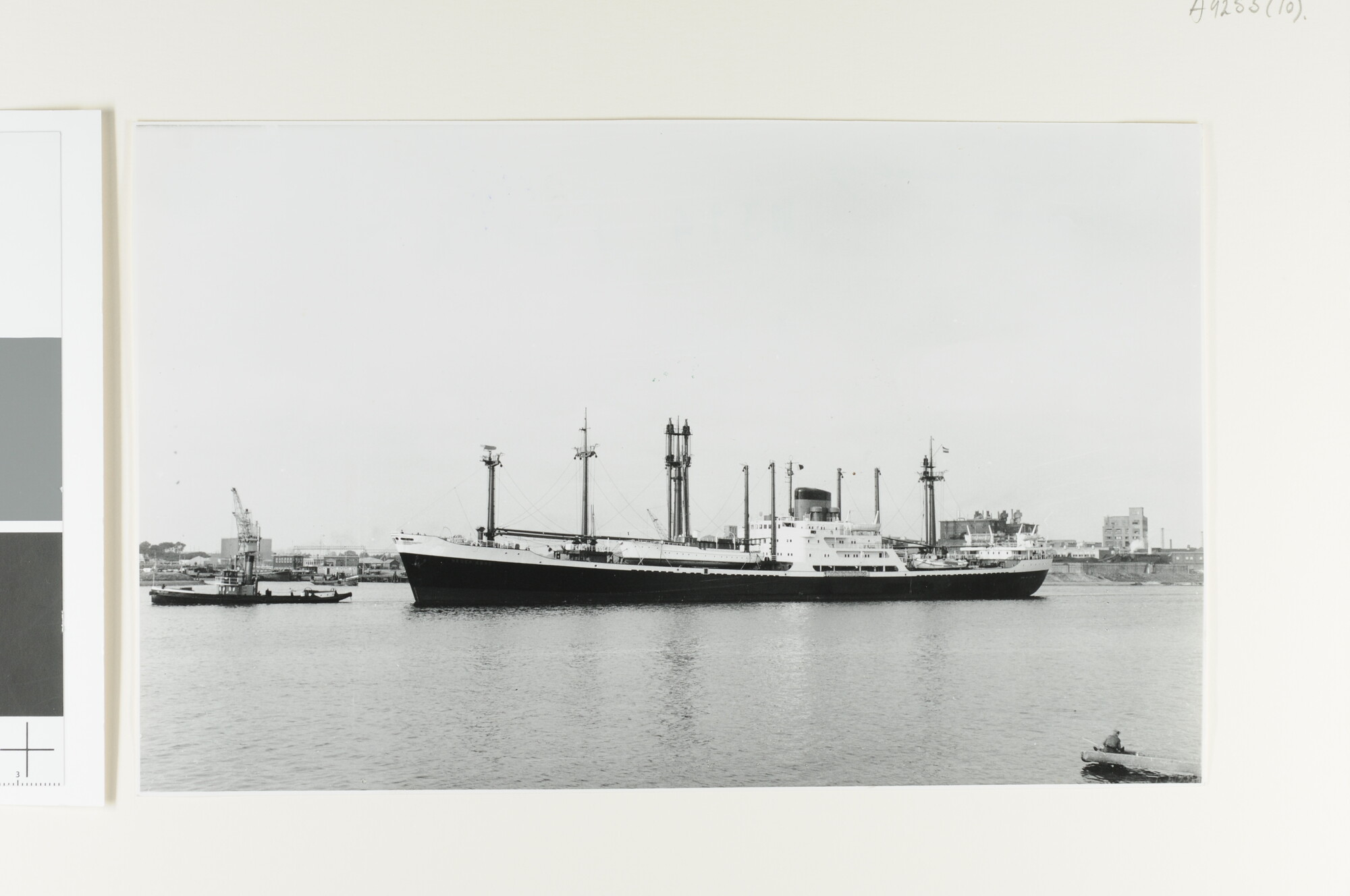 A.4253(10); Het vrachtschip ms. 'Neder Ebro' op het Noordzeekanaal ter hoogte van de; foto