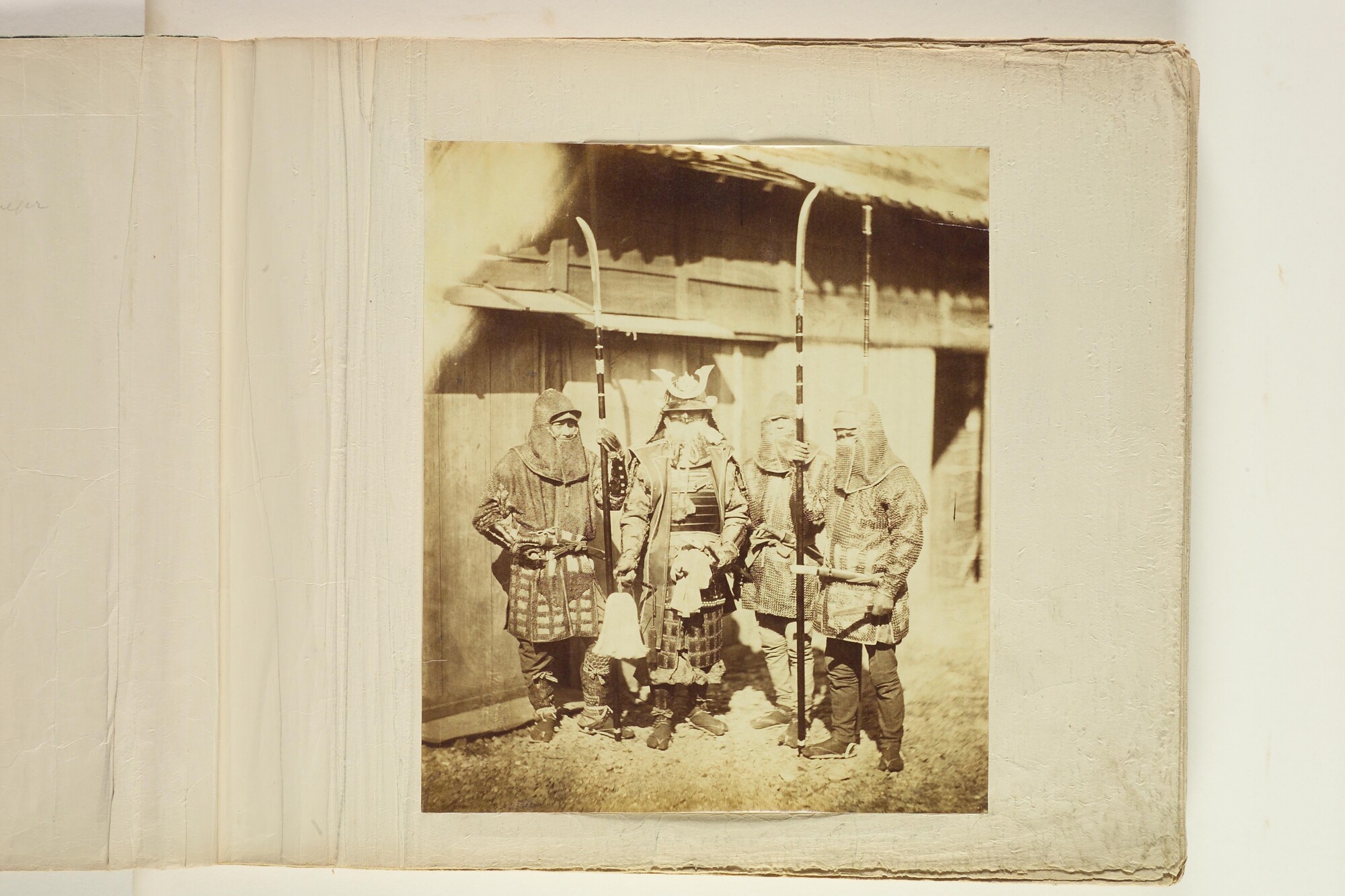 S.3628(02); Album nr. 1 uit een serie van drie van de Nederlandse consul in Japan Dirk de Graeff van Polsbroek; fotoalbum