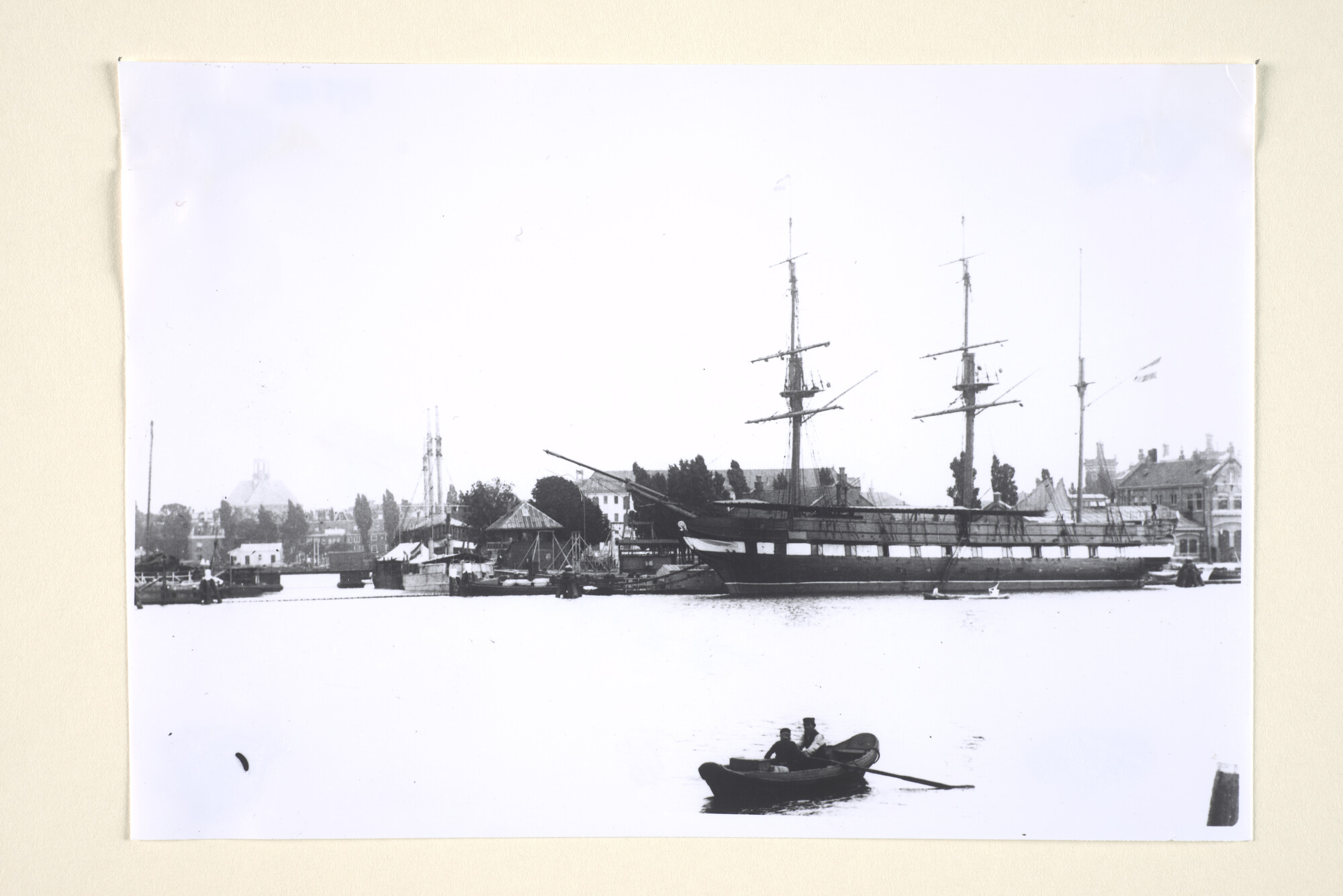 1995.1043; Het wachtschip Hr.Ms. Prins Maurits der Nederlanden (ex - Atalante) afgemeerd aan de Marinewerf in het Oosterdok te Amsterdam, juli 1894; foto