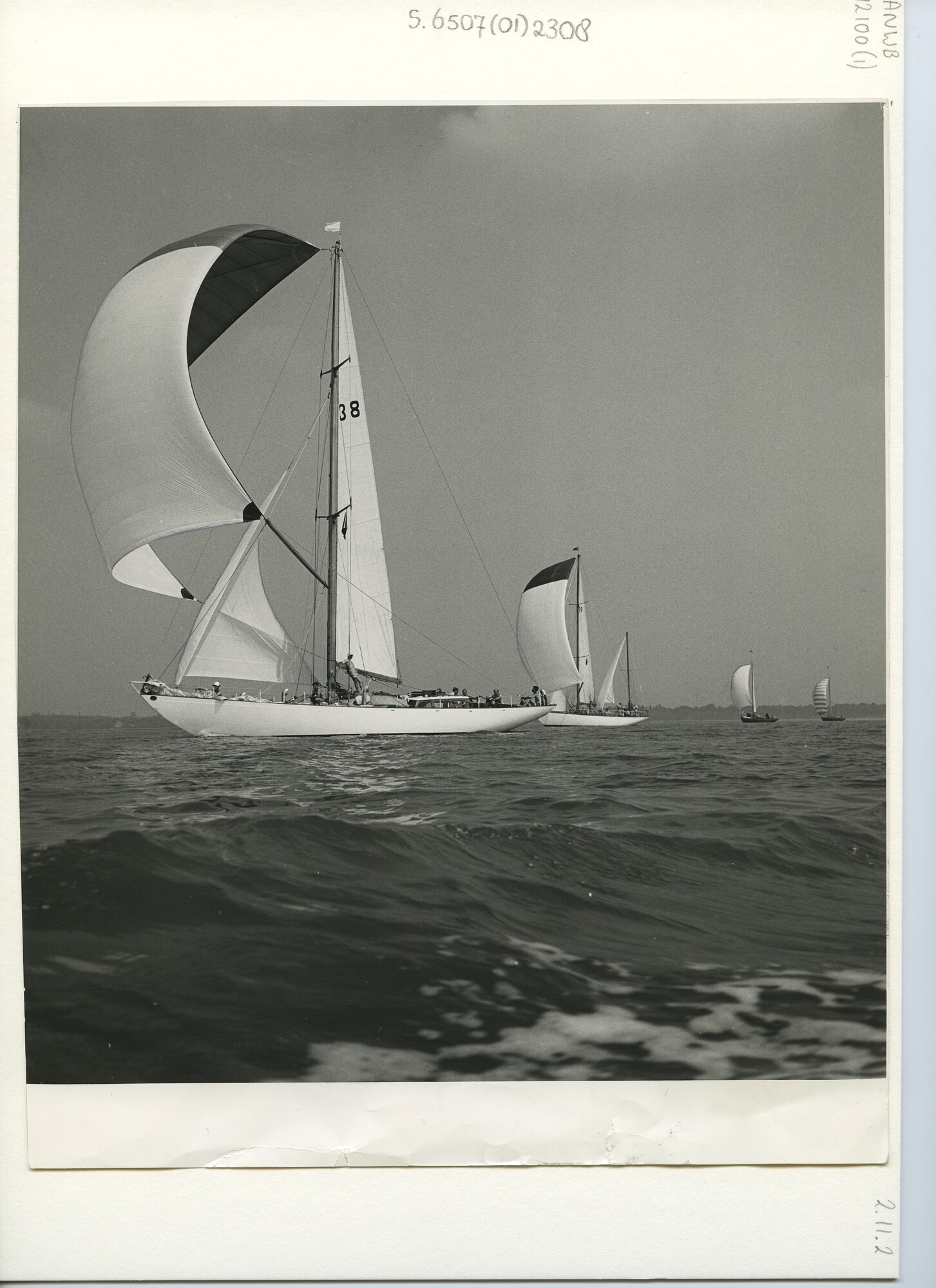 S.6507(01)2308; Het zeiljacht Zwerver, zeilnummer 1038, tijdens de Cowes Week/Fastnet Race; foto