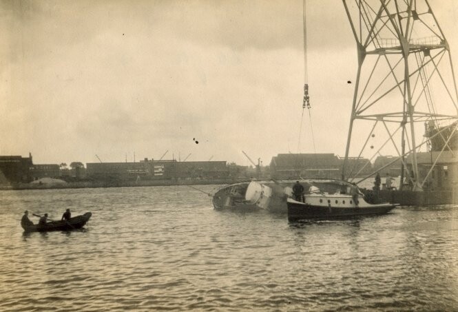 1993.6146; Kantelproef van de zelfrichtende motorreddingboot Insulinde van de NZHRM in Amsterdam [...]; foto