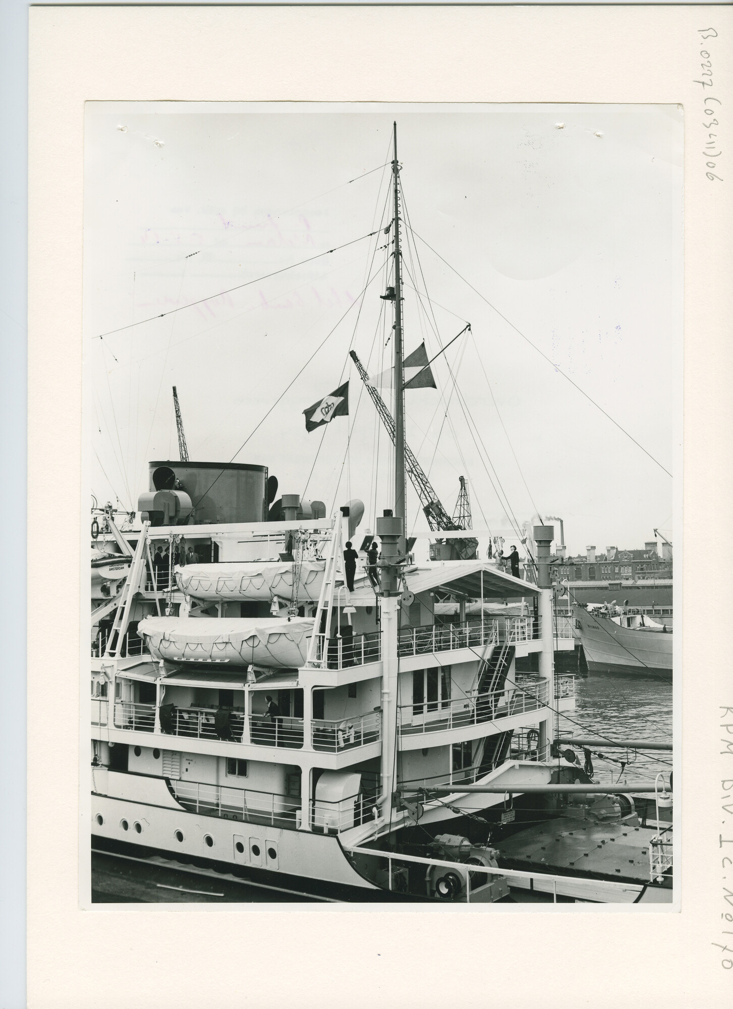 B.0227(0341)06; Foto van de overdracht van ms. 'Roggeveen'; foto