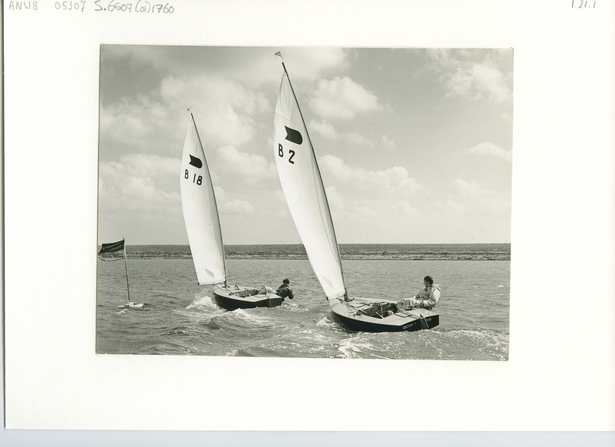 S.6507(01)1760; Foto van gebroeders de Bock in OK-jol; foto
