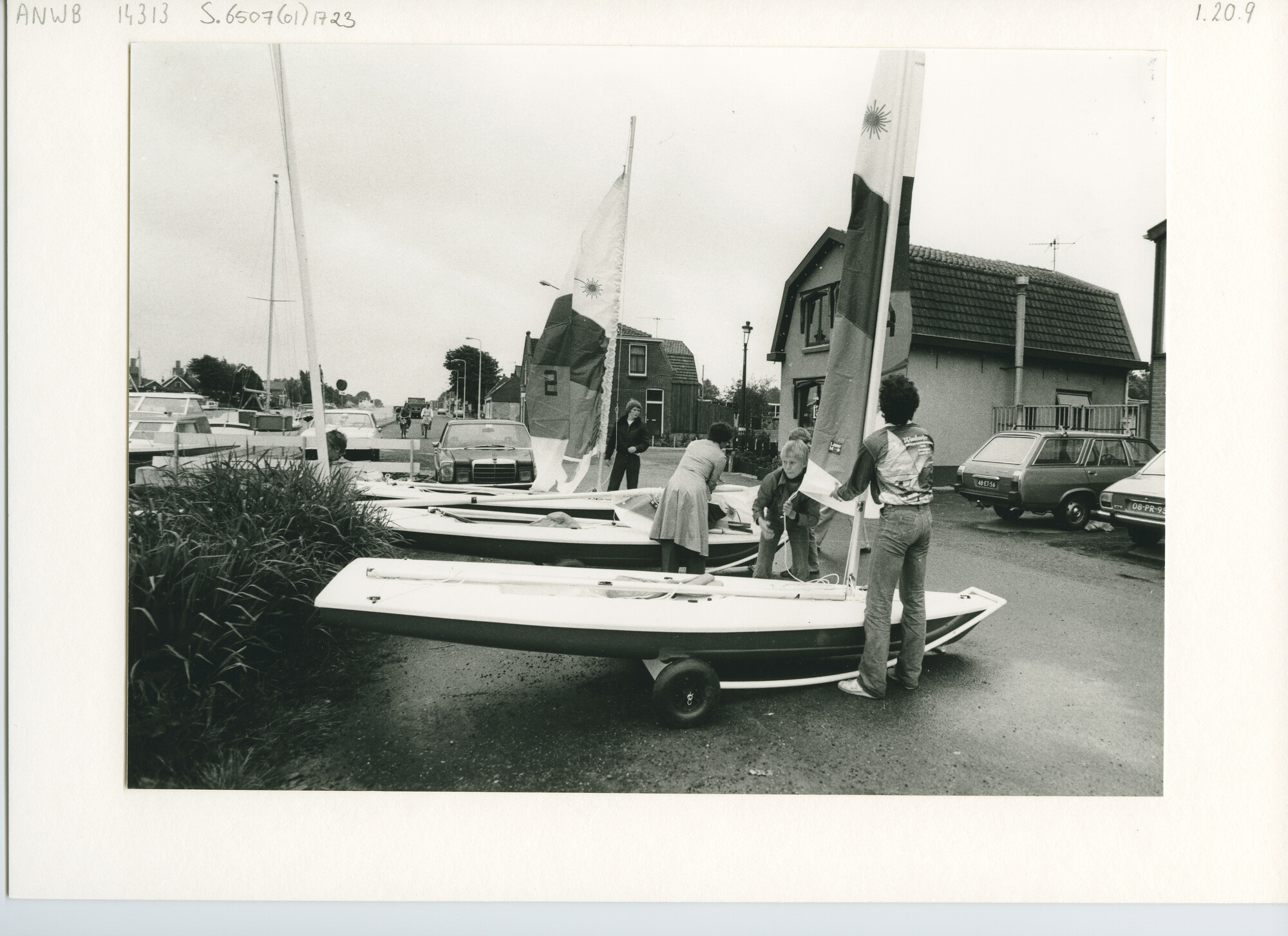 S.6507(01)1723; Jeugdklasse maakt de boten zeilklaar; foto