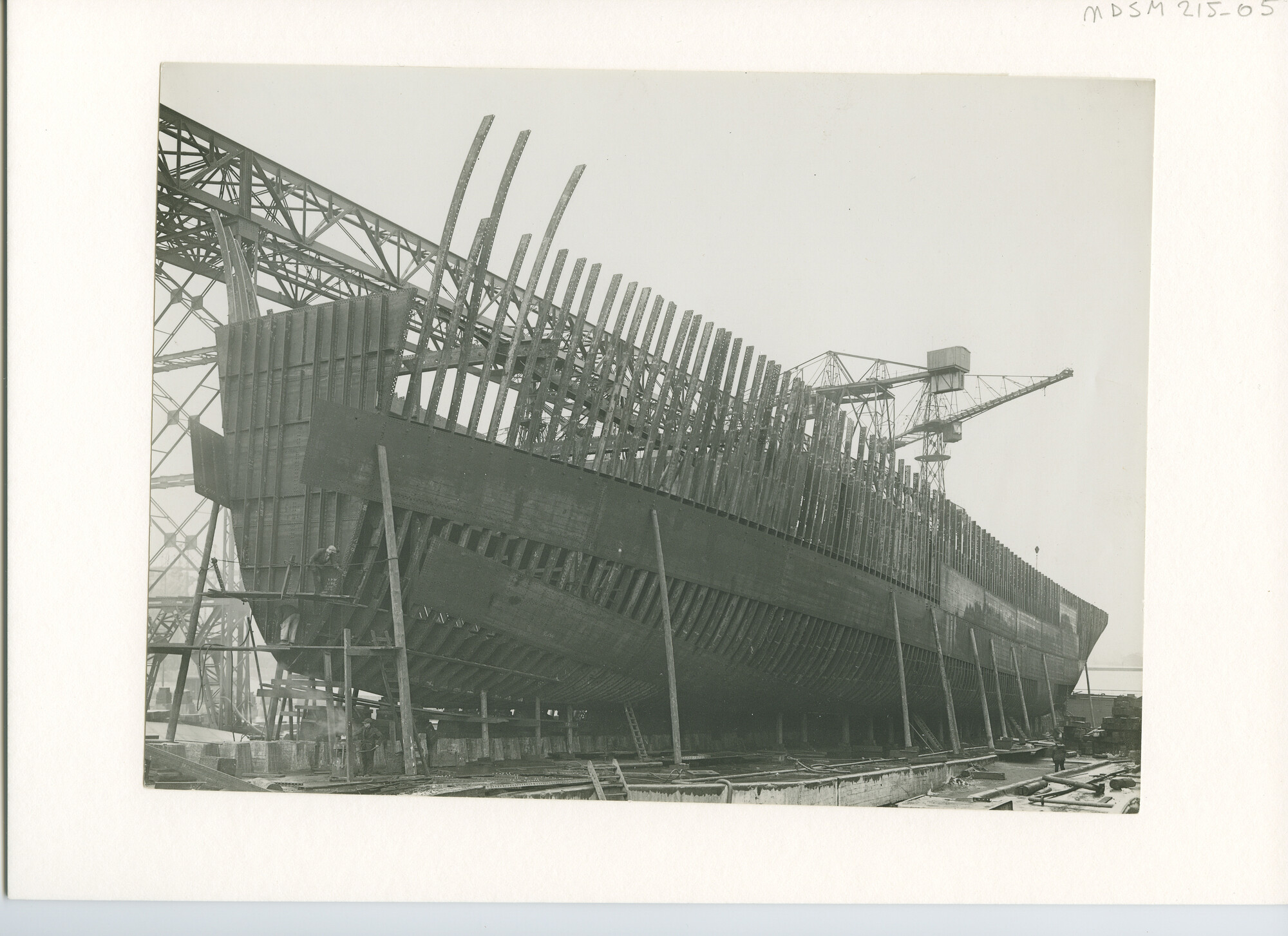 S.5444(0924); Foto van het Noorse vrachtschip ms. Berganger in aanbouw bij de NSM; foto