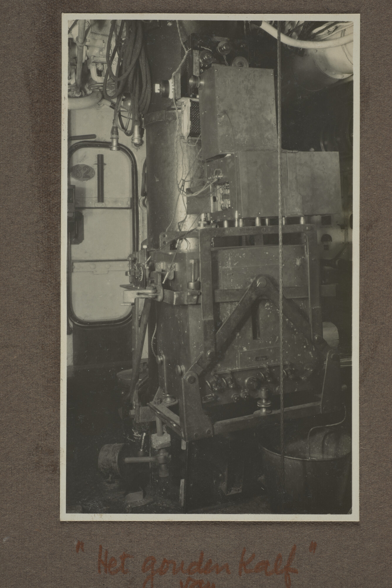 1994.2053; Negen losse bladen uit een album met fotos van de onderzeeboot Hr.Ms. K [...]; fotoreportage