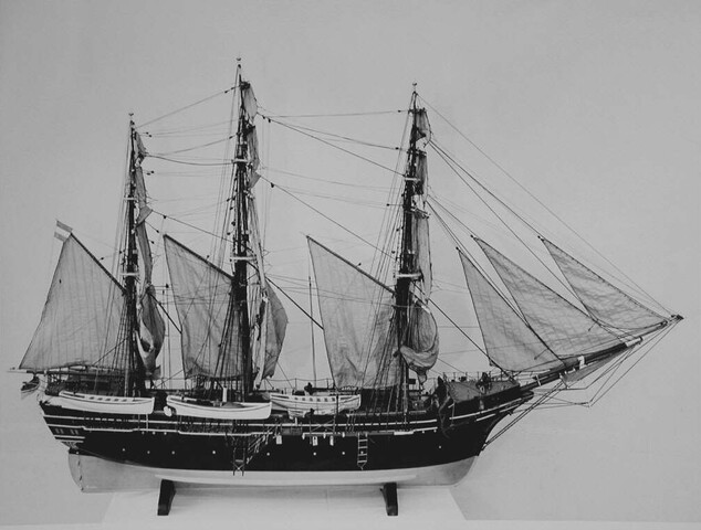 S.4763; Model van het korvet Nautilus van 7 stukken; scheepsmodel