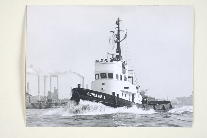 S.5219(12)0402; Foto's van de proeftocht van de havensleepboot 'Schelde I', gebouwd op de langshelling van de ASM, op de Maas te Rotterdam bakboordaanzicht; fotoreportage