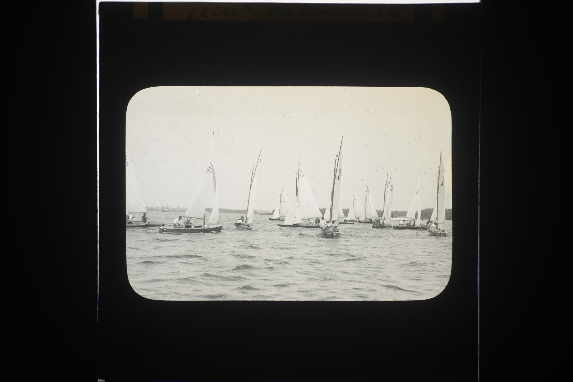 2014.0606; Vijftig lantaarnplaatjes met afbeeldingen van de Nederlandse watersport 1900-1935; lantaarnplaatje