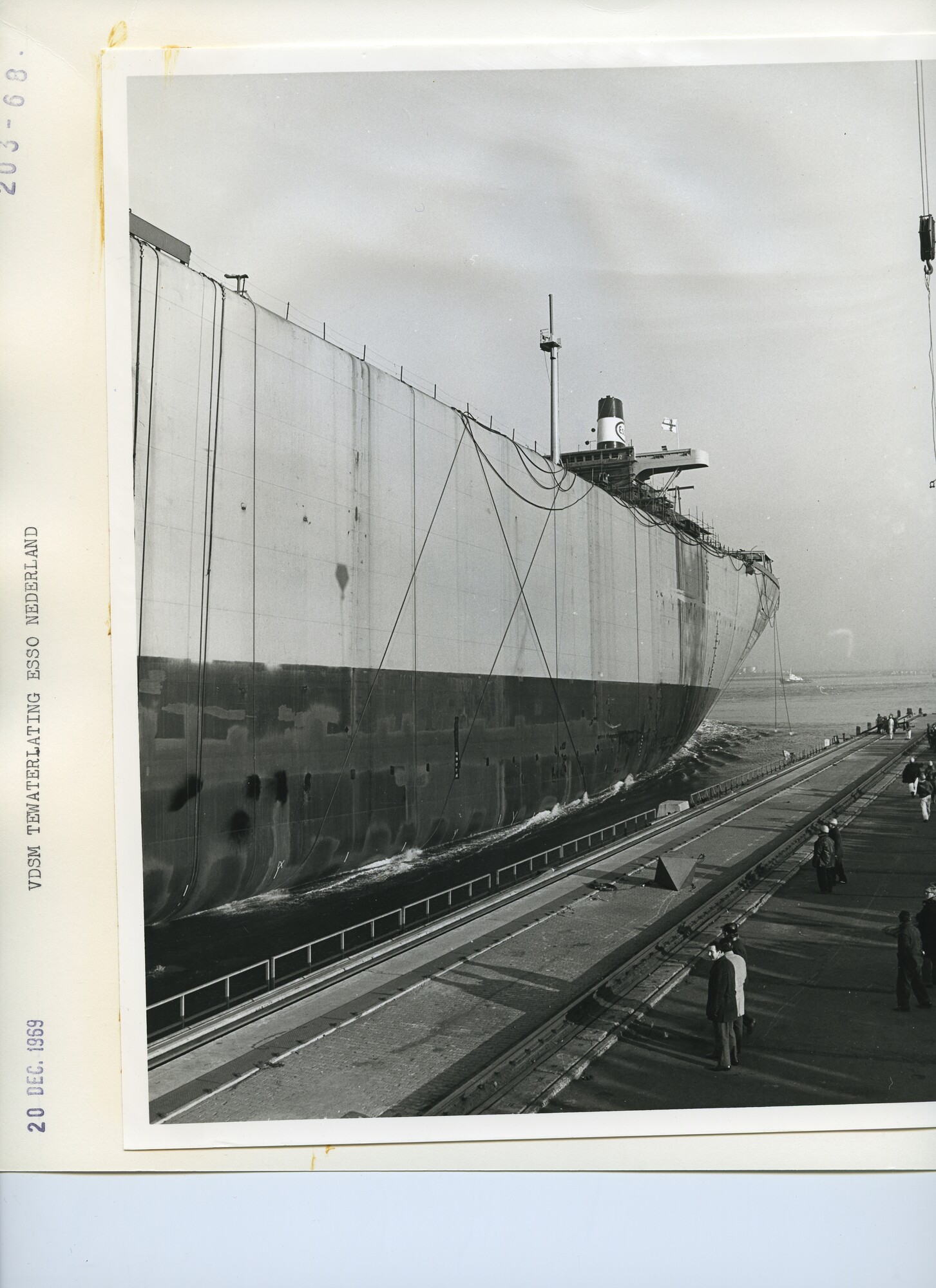 S.5444(5082)06; Foto van de tewaterlating van de mammoettanker Esso Nederland bij de VDSM; foto