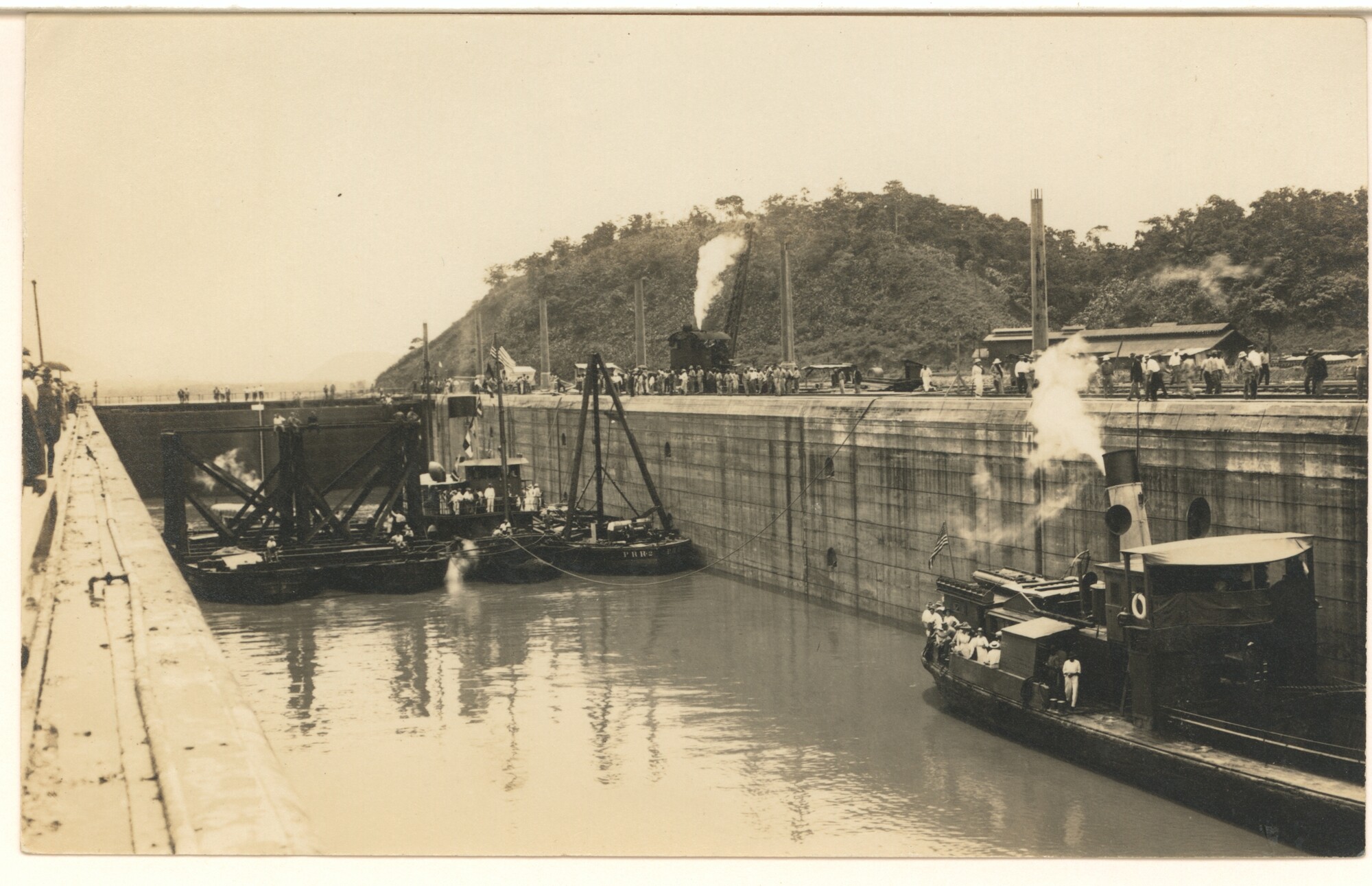 S.1422(03); Foto's van het Panamakanaal: de eerste tocht door het kanaal; fotoreportage