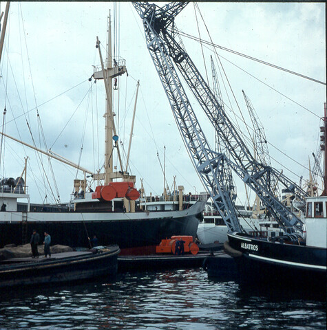 S.9100(0858); Laden van zeeschip door drijvende bok te Amsterdam; diapositief