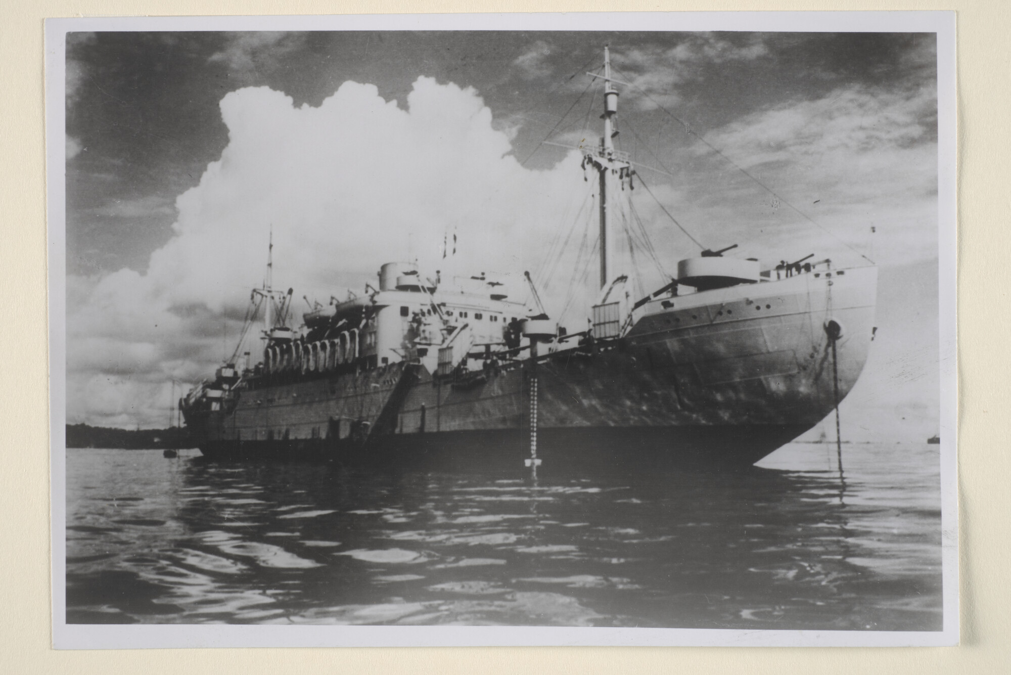 1995.5560; Het vracht-passagiersschip ms. 'Bloemfontein' verbouwd tot troepentransportschip in de Tweede Wereldoorlog; foto