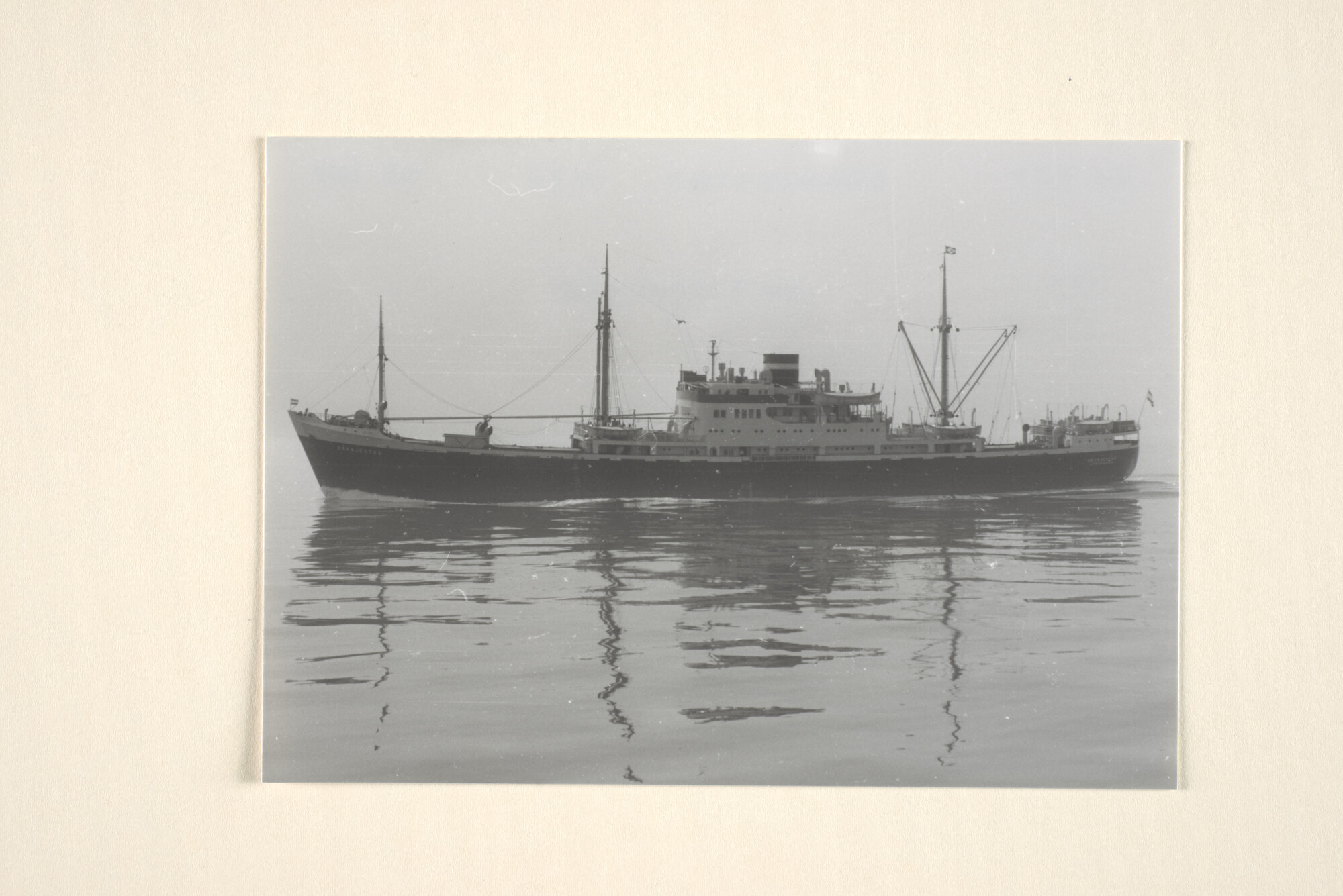 1995.6904; Een luchtfoto van het vracht/passagiersschip ms. Oranjestad (ex- Pericles) van de KNSM; foto