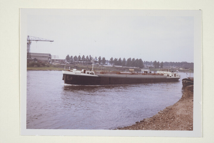 S.5219(12)0413; Kleurenfoto van de binnenvaarttanker 'Beyca 6', gebouwd bij de ASM, op proeftocht op de Rijn nabij de bouwwerf te Arnhem; foto