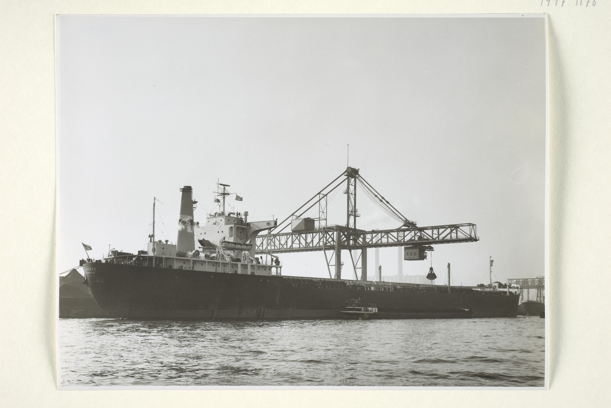 1997.1176; De Panamese bulkcarrier ms. Ulysses terwijl het schip bezig is met het [...]; foto
