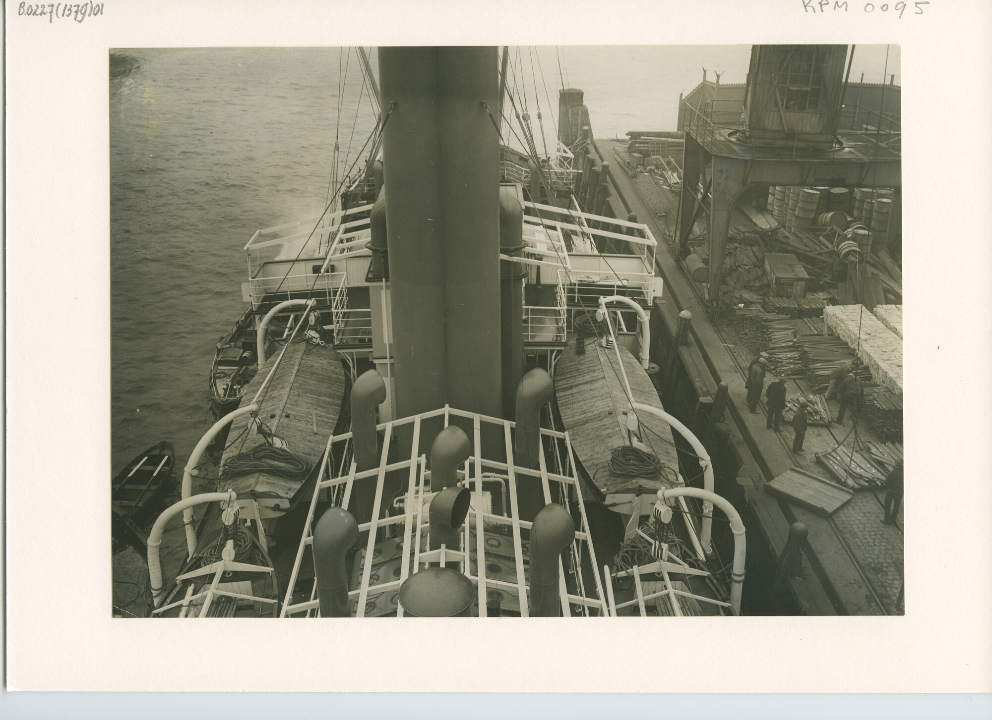 B.0227(1379)01; Foto genomen a/b ss. Sigli voor het vertrek naar Indië; foto