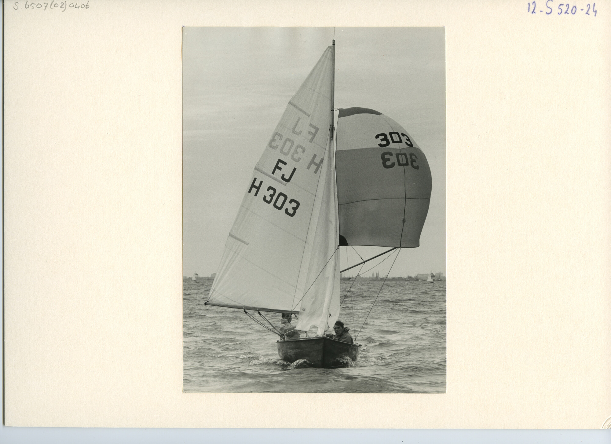 S.6507(02)0406.02; Zwart-wit foto van de Flying Junior nummer 303 (Flevo Jr II) tijdens de Hollandweek II voor Muiden; foto
