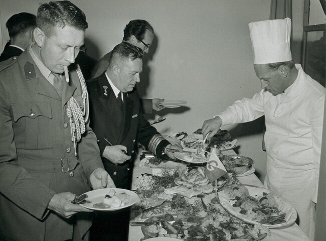 2001.1753; Foto's van de in gebruikneming van het hoofdkantoor van Reederij v/h Gebroeders Goedkoop aan de Westerdoksdijk 40 te Amsterdam in april 1962 [...]; fotoreportage
