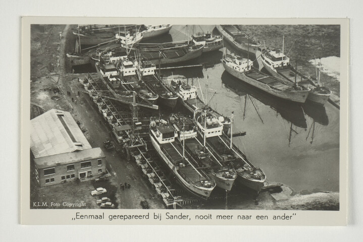 2001.1657; 'Eenmaal gerepareerd bij Sander, nooit meer een ander.' Luchtfoto van de Scheepswerf van Gebr. Sander aan het Eemskanaal, omstreeks 1953; foto