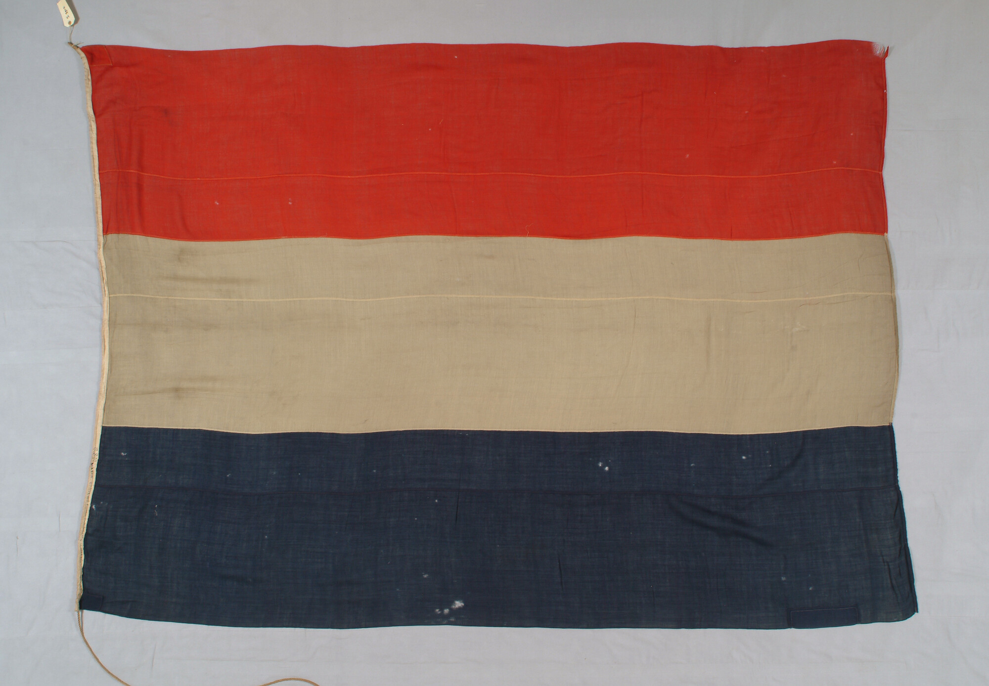 S.3913; Vlag van Nederland, afkomstig van ss. 'Nickerie' van de Koninklijke Nederlandse Stoomboot Maatschappij; vlag