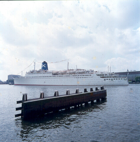 S.9100(6996); Dia van het Griekse cruiseschip ss. Regina Magna (ex- Bremen van de HAPAG Lloyd) van de Carras CruisesRegina Magna op het IJ; diapositief