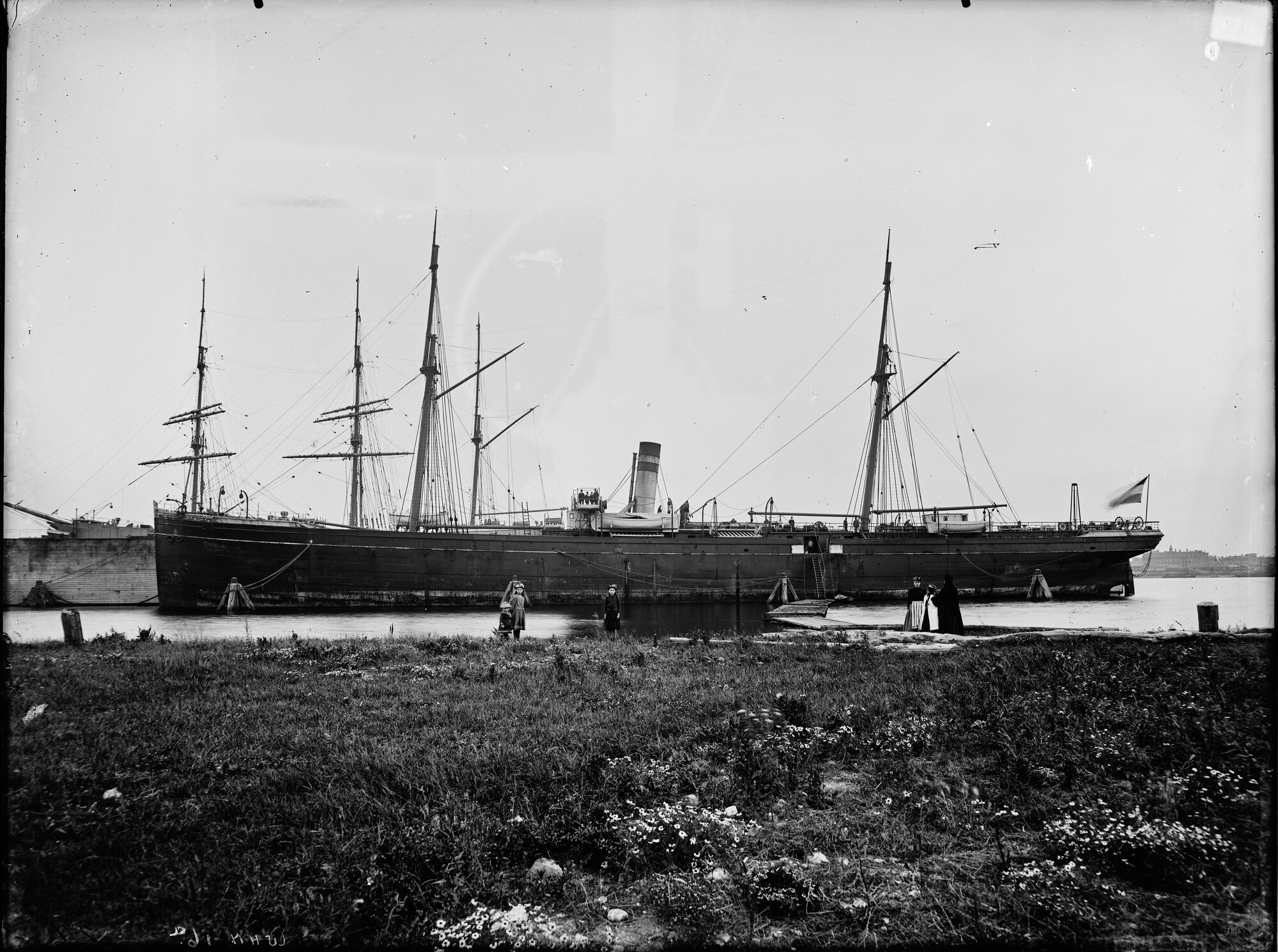 S.1156(06)361a; Het ss. Australia liggend in Amsterdam voor de sloop in 1893; negatief