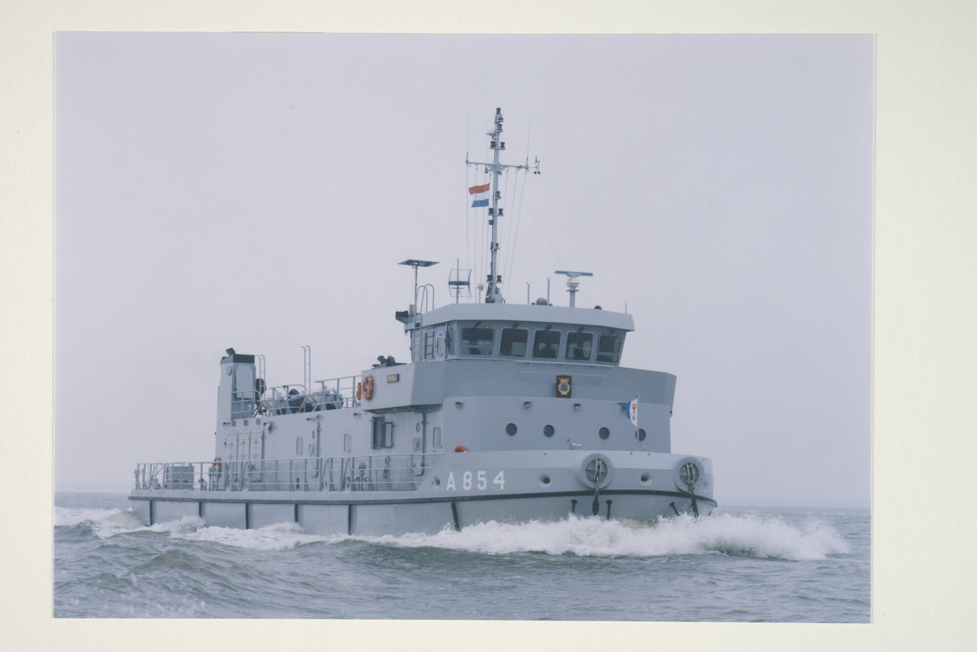 1999.0663; Kleurenfoto van het verlengde duikvaartuig Hr.Ms. Hydra (A 854) op zee [...]; foto