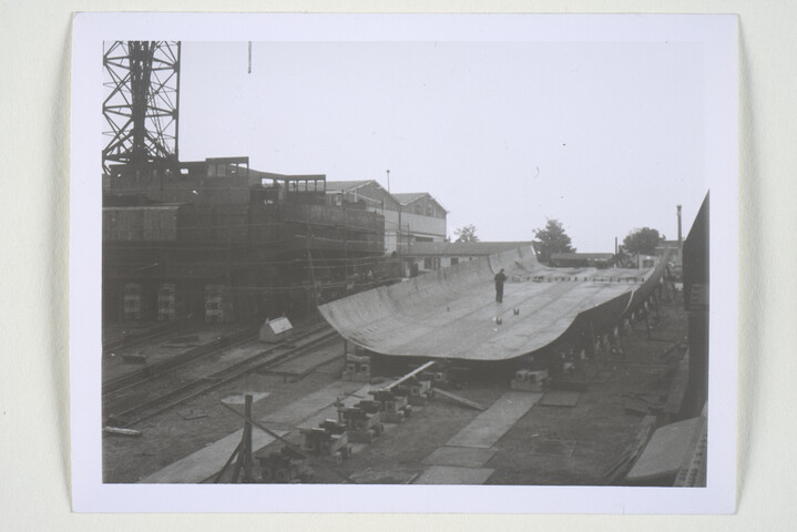 S.5219(12)0459; Foto's van de kiellegging van het Ro-Ro vrachtschip ms. 'Amstelstroom' op de langshelling van de ASM; fotoreportage