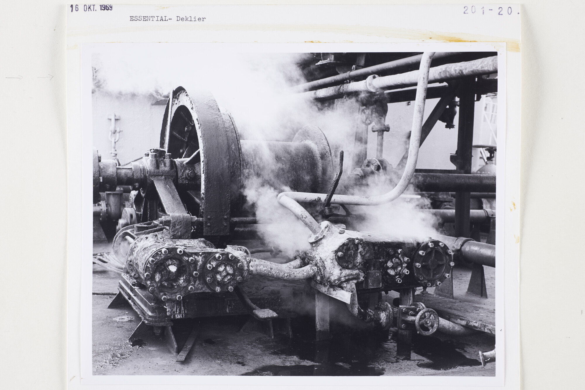 S.5444(5069)1; Foto van slecht onderhouden dekwerktuigen a/b de Essential; foto