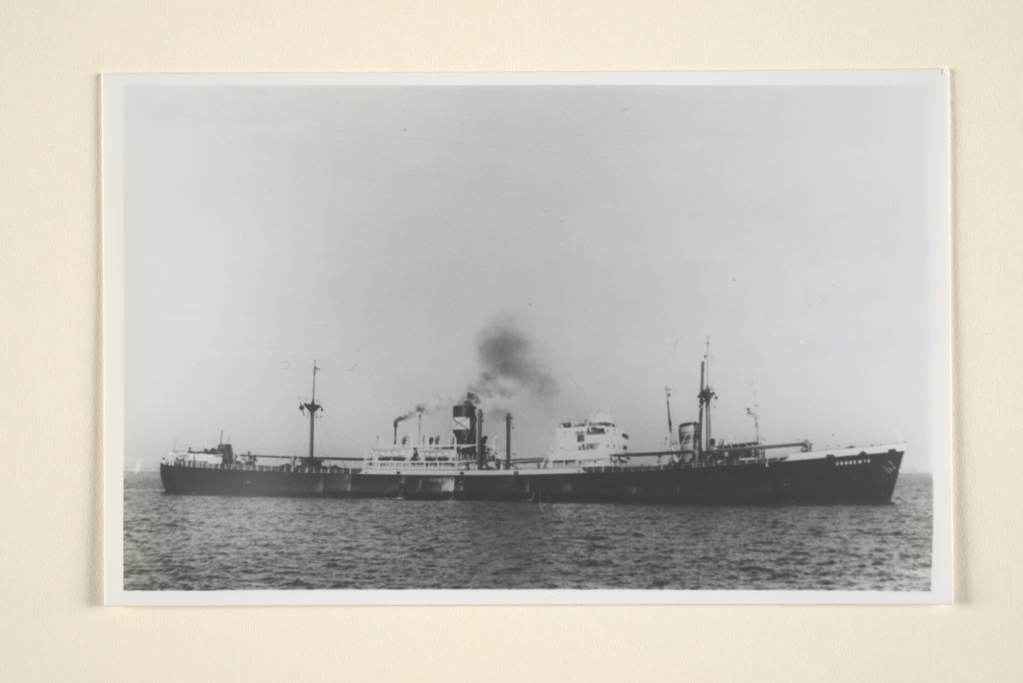 1995.7092; Het vrachtschip ms. Zonnewijk (ex- Empire Raleigh en Vermeer) van de Stoomvaart Maatschappij Wijklijn [...]; foto