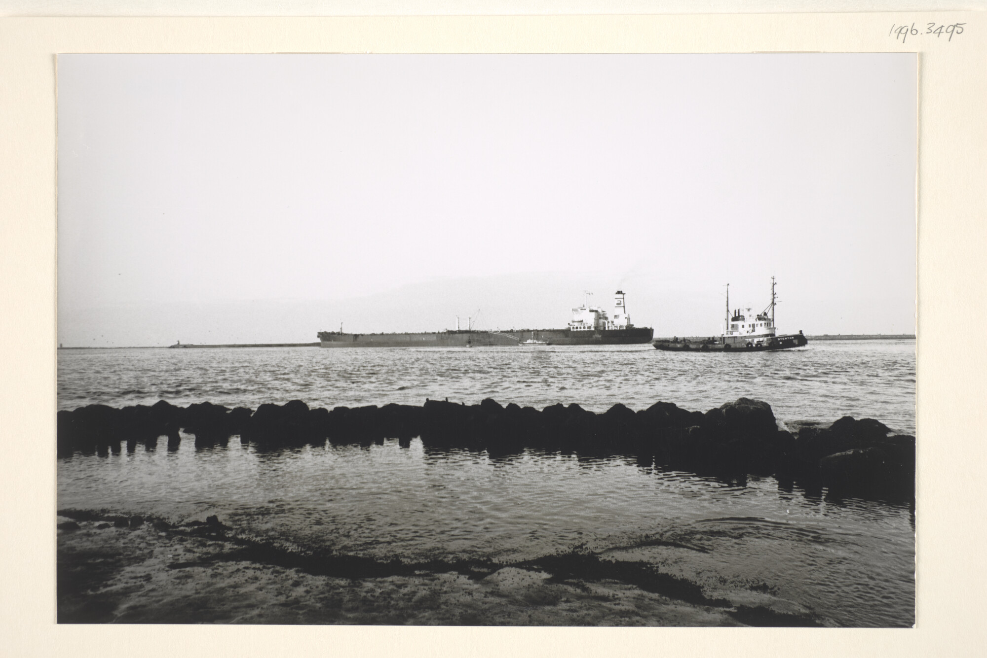 1996.3495; De zeesleepboot ms. Stentor van NV Bureau Wijsmuller vaart terug richting [...]; foto
