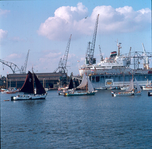 S.9100(7358); Sail Amsterdam 1975. Dia (sfeerbeeld) Sail Amsterdam 700. Admiraalzeilen Bruine Vloot; diapositief