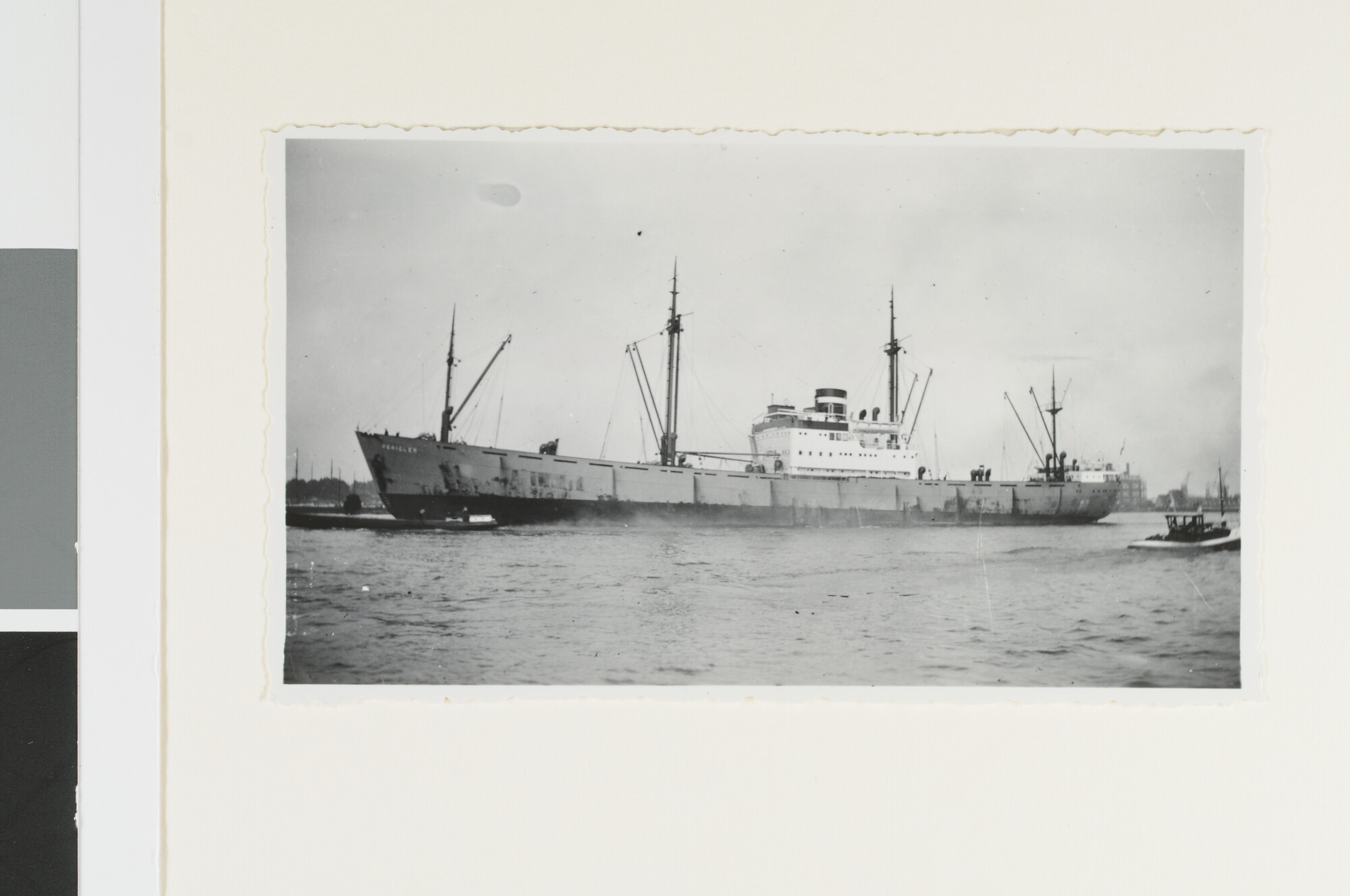 S.4380(04)561; Het vrachtschip ms. Pericles van de KNSM vertrekt uit Amsterdam; foto