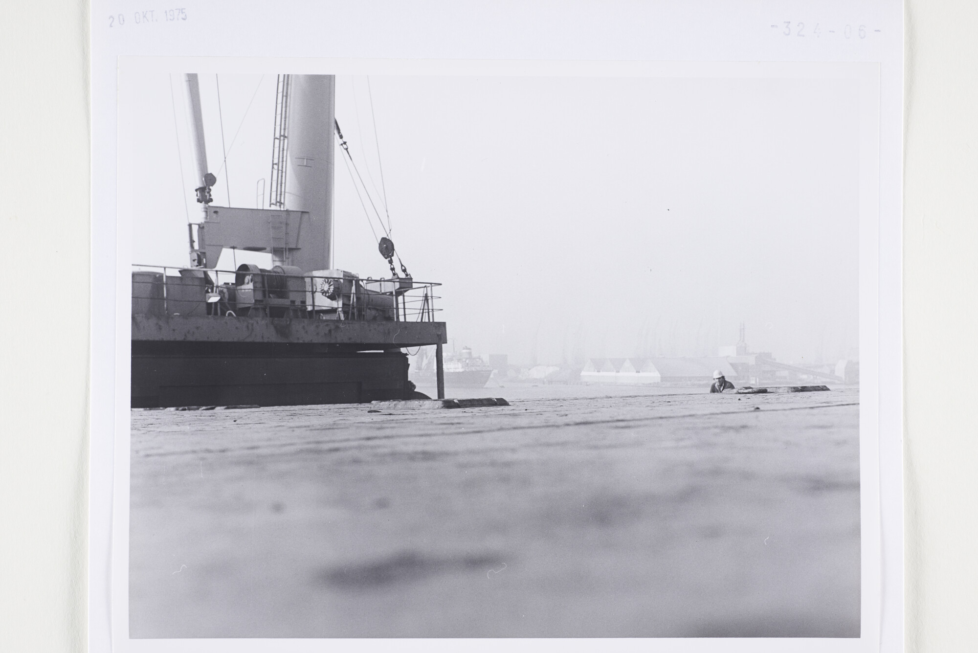S.5444(5794)01; Foto van het aanbrengen van containergeleidingen in een reparatieschip (verm. De Frank Pais); foto
