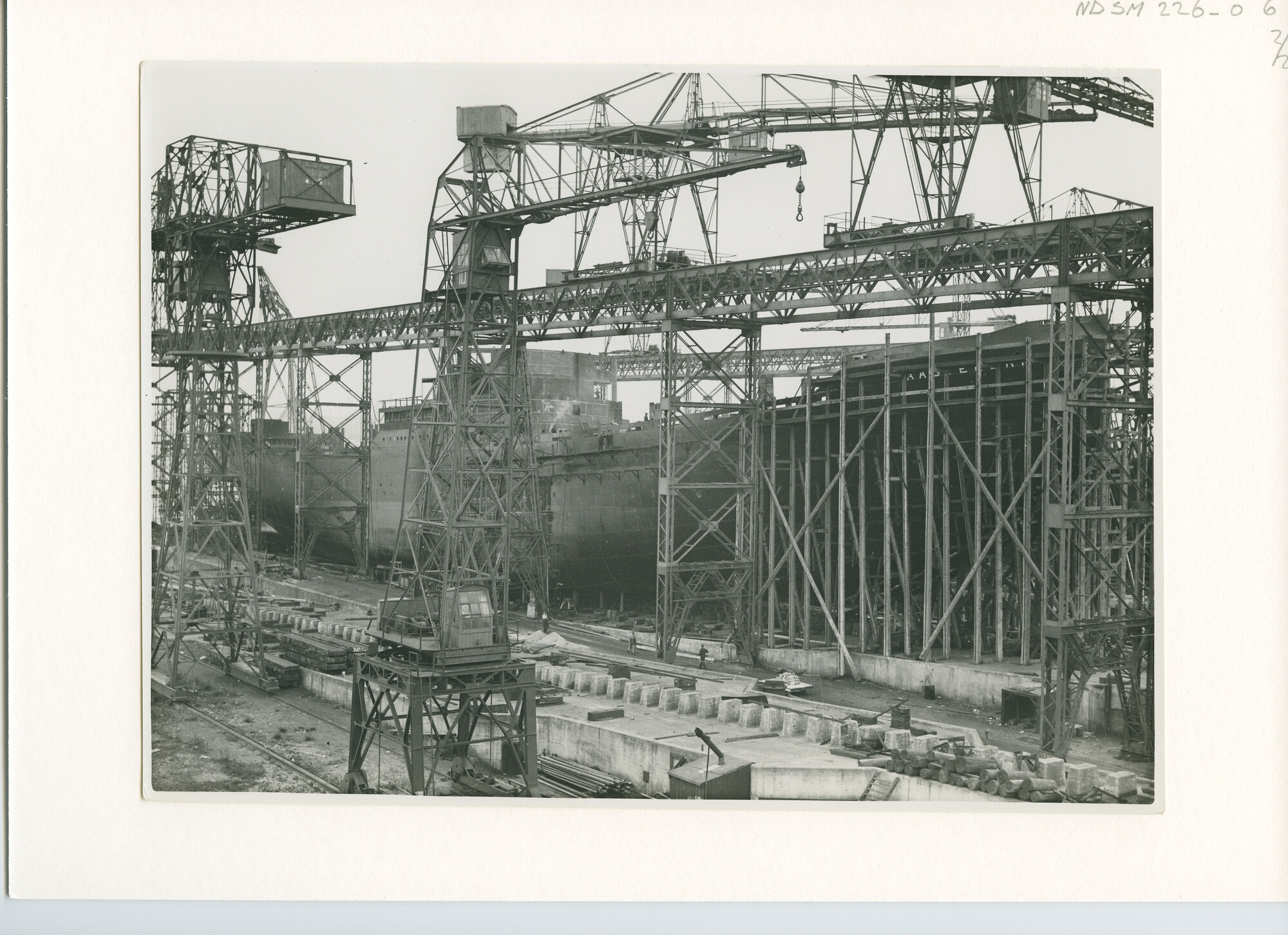 S.5444(1048)08; Foto van het vrachtschip ms. Aagtekerk in aanbouw bij de NSM, Amsterdam; foto