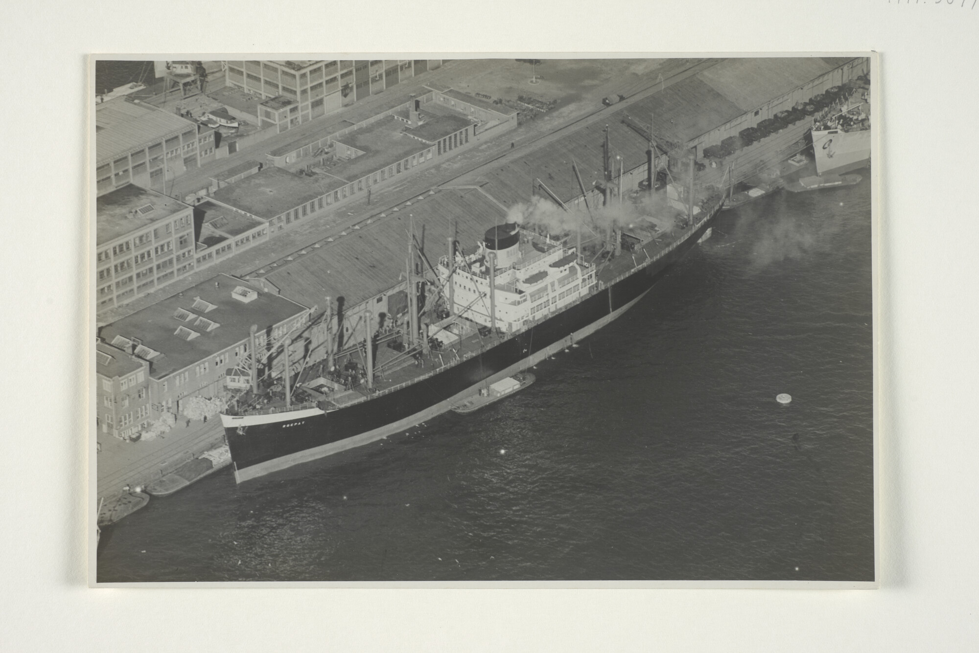 1999.3899; Een luchtfoto van het vrachtschip ss. Roepat van de SMN; foto