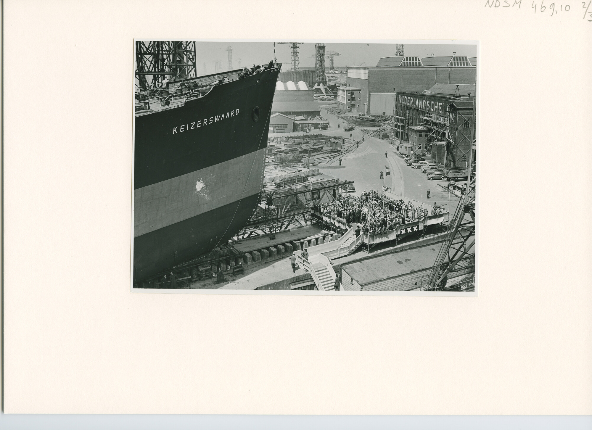 S.5444(2637)2; Foto van de tewaterlating van de tanker ms. Keizerswaard van de Vereenige Nederlandse Tankvaartrederij; foto