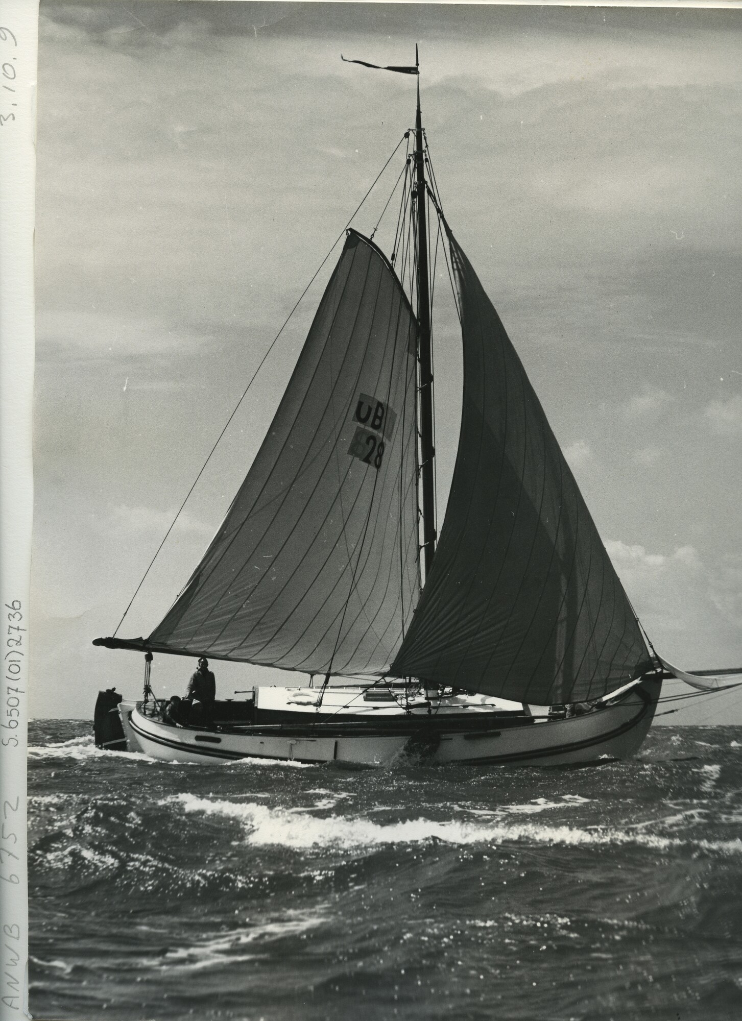 S.6507(01)2736; Zijaanzicht op een hoog aan de wind zeilende Lemsteraak, zeilnummer UB 28; foto