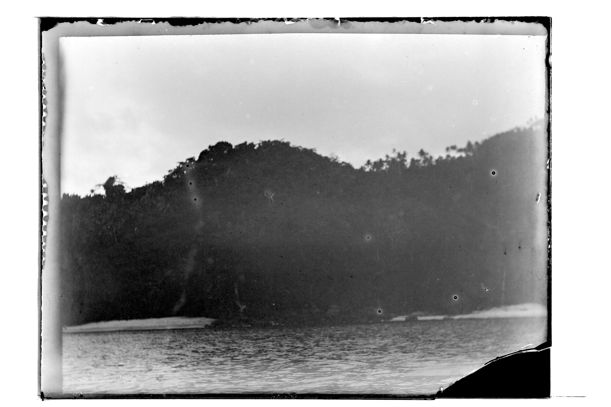 S.3319(215)2a; Dodengrotten bij Poelau Siaoe (Celebes); negatief