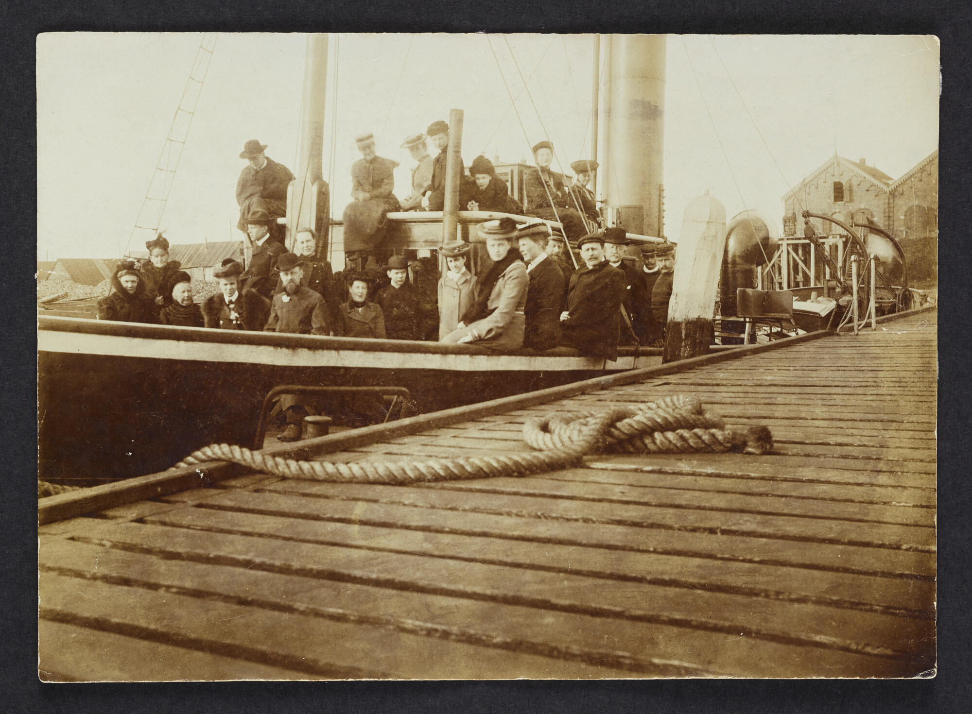 2021.0428; Sepia foto, groepsportret van een gezelschap aan boord van ss. Pieter Caland of ss. Achilles; foto