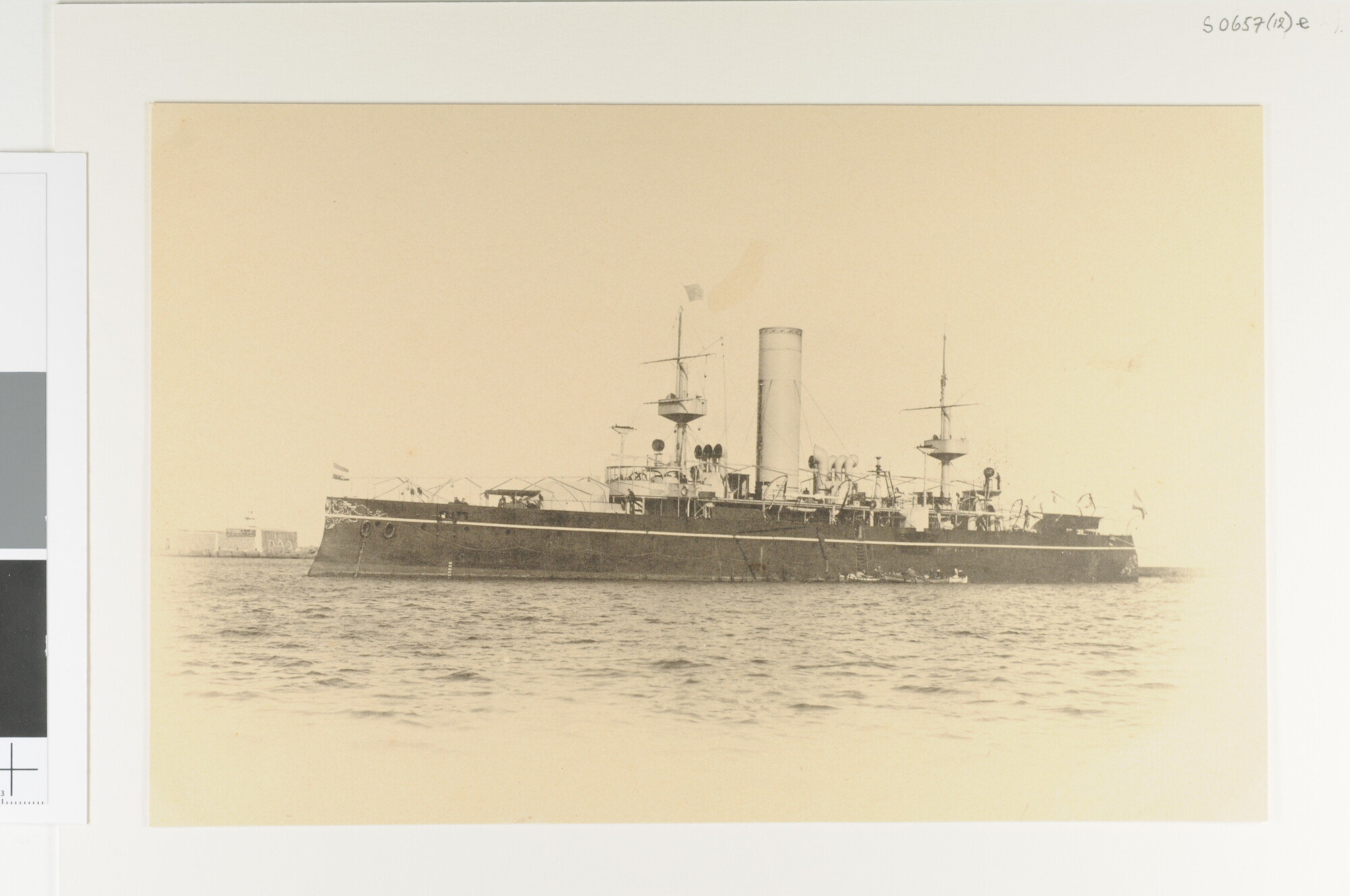 S.0657(12)e; Het pantserschip Hr.Ms. 'Piet Hein' voor anker op de rede van Algiers; foto