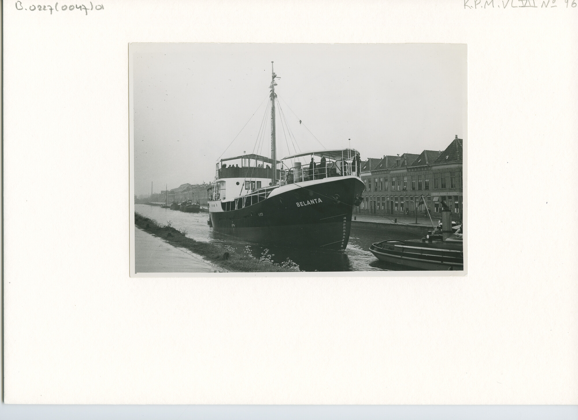 B.0227(0047)01; De coaster ms. 'Belanta' op sleeptouw bij vertrek uit Waterhuizen (Groningen); foto