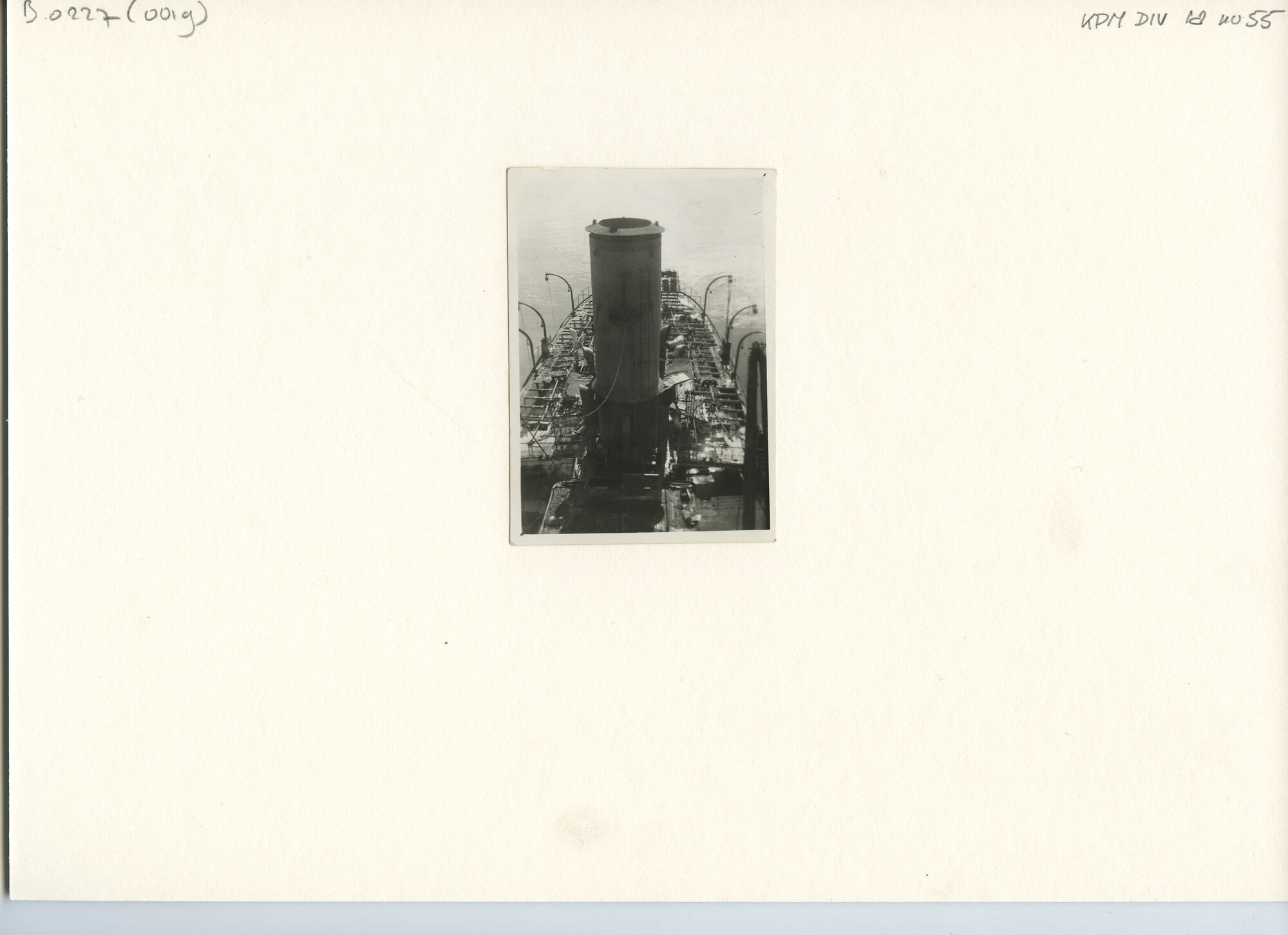 B.0227(0019); Foto van het uitgebrande achterschip van het ss. Bantam van de KPM; foto